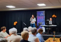Lenny en Jan openen hun optreden voor Vrouwen Samen Sterk.