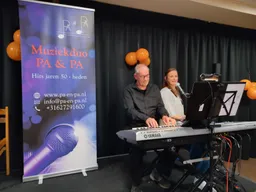 Lenny en Jan zitten samen achter het keyboard.